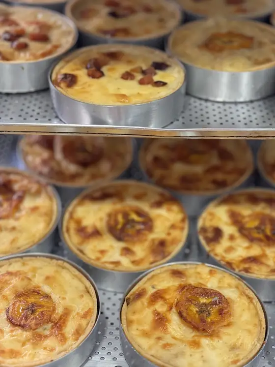 Quiches gratinadas saindo do forno