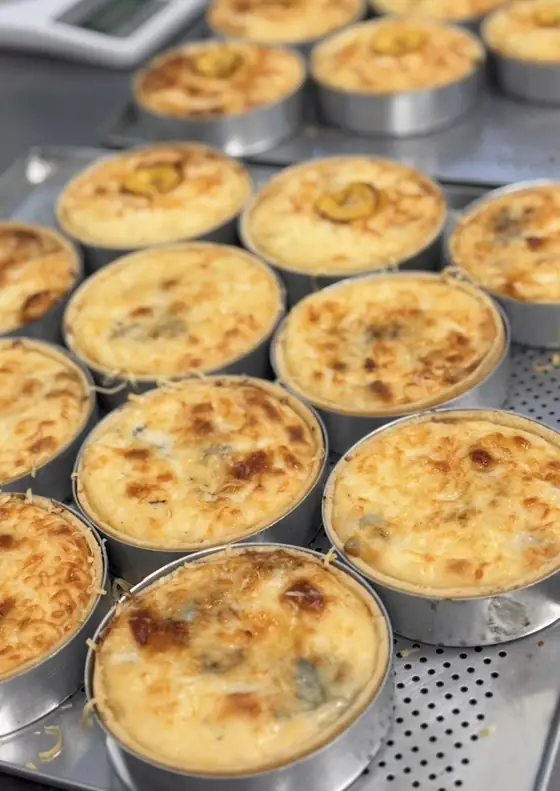Bandeja de quiches douradas