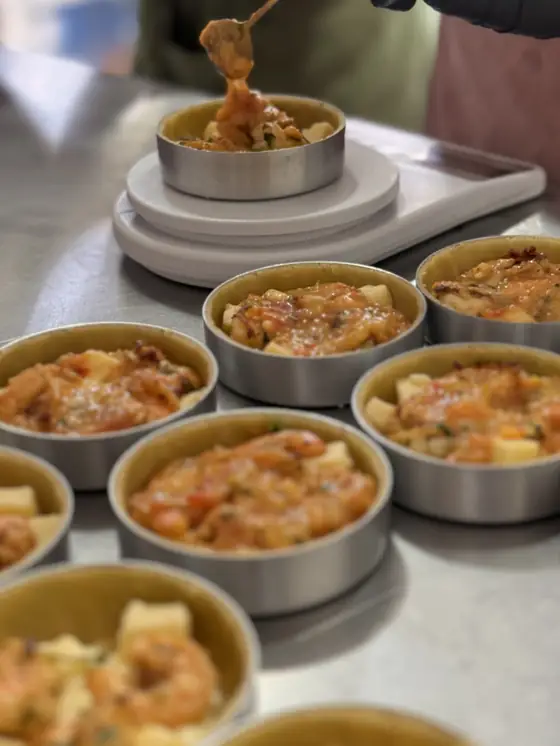 Quiches sendo montadas na bancada