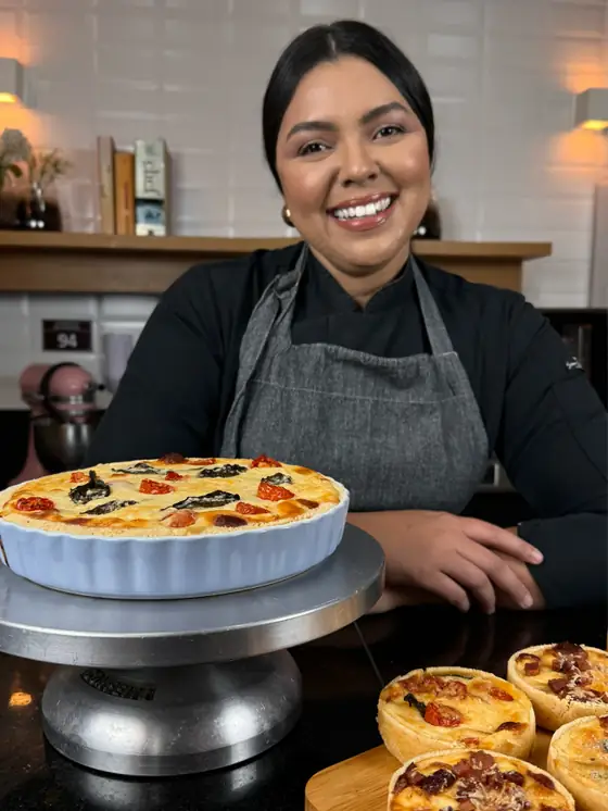 Chef Geicy com quiche grande e mini quiches